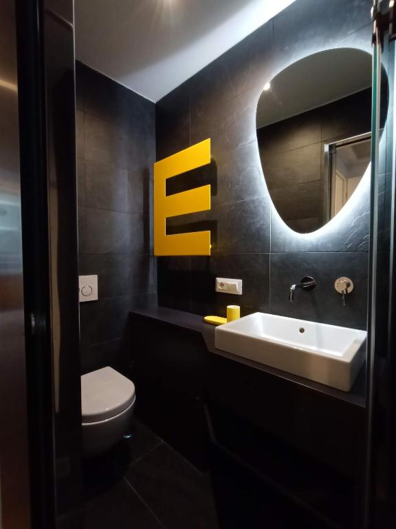 A bathroom at Tolli Colosseo Apartment