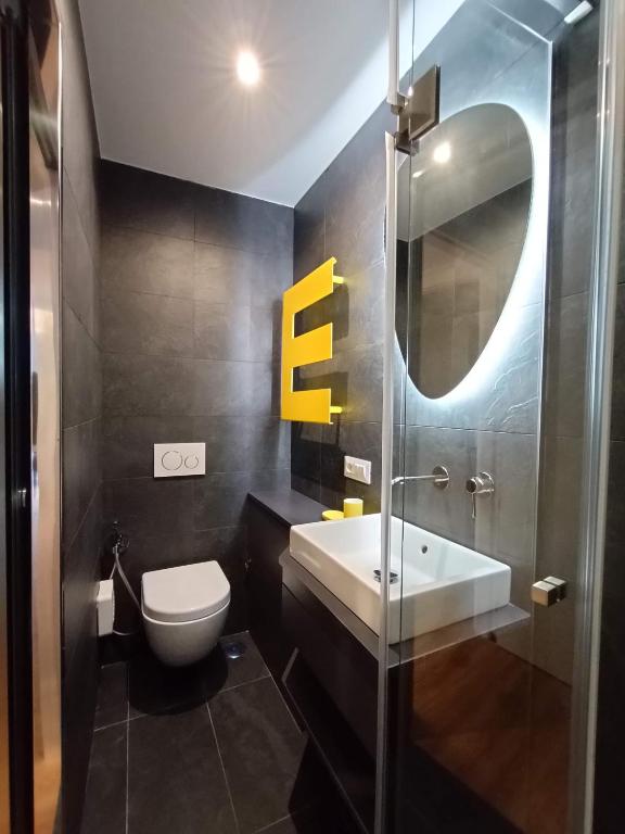 A bathroom at Tolli Colosseo Apartment
