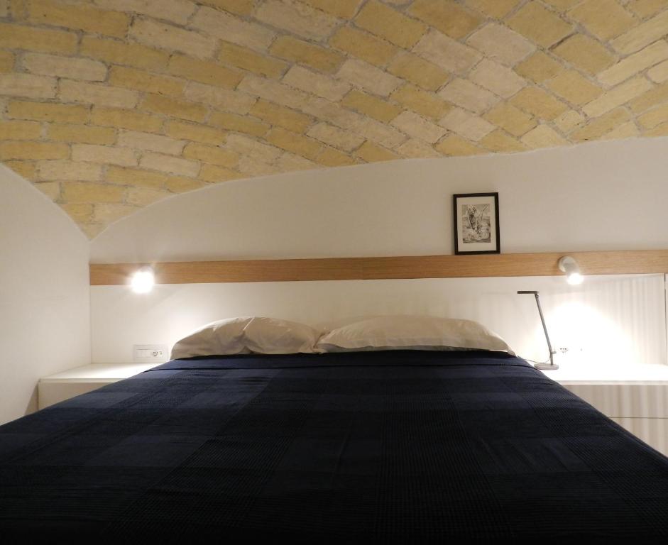 A bed or beds in a room at Tolli Colosseo Apartment