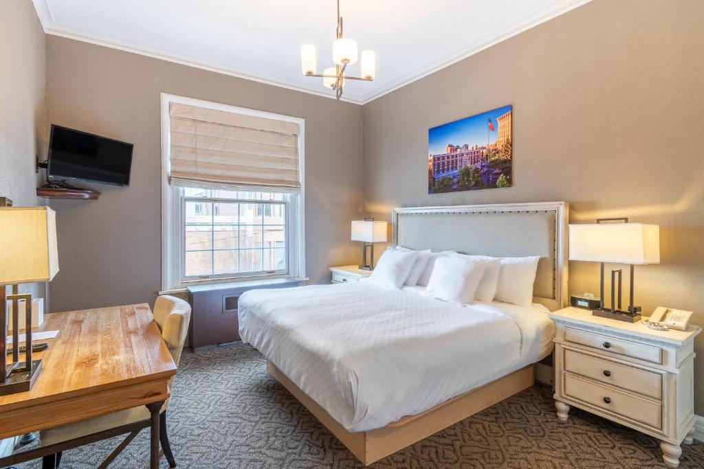 Voodi või voodid majutusasutuse Spokane Club Hotel toas