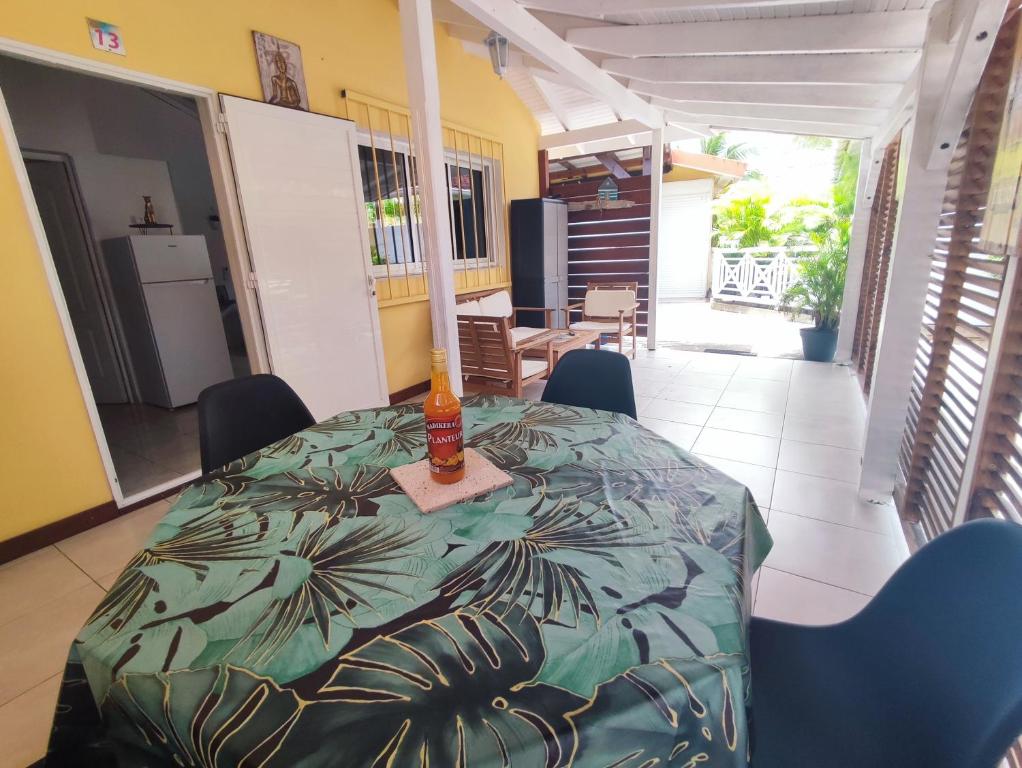 Postel nebo postele na pokoji v ubytování Studio climatisé en résidence avec piscine proche de la mer