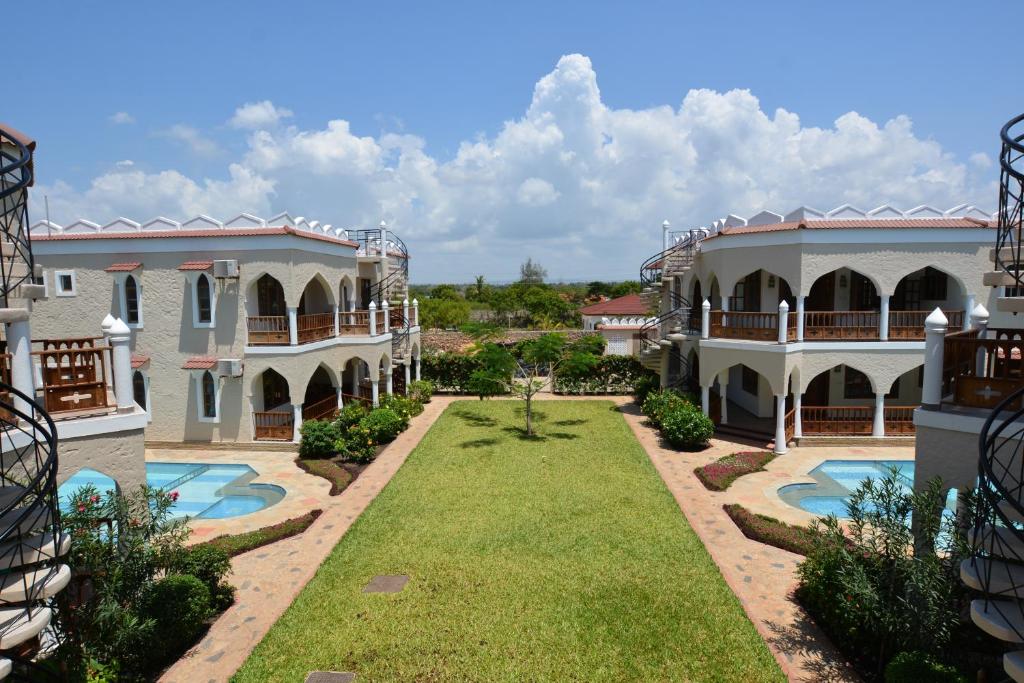 uitzicht op de binnenplaats van een villa bij Diani Pearl in Diani Beach