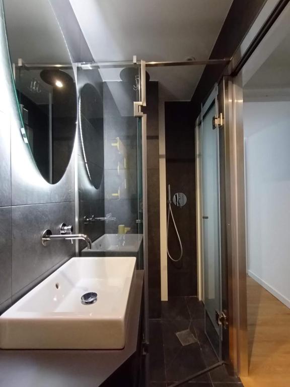 A bathroom at Tolli Colosseo Apartment