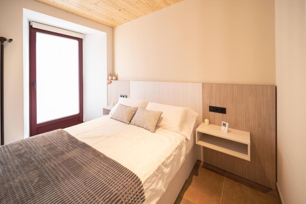 Posteľ alebo postele v izbe v ubytovaní APARTAMENTOS CASA ARADIÑA