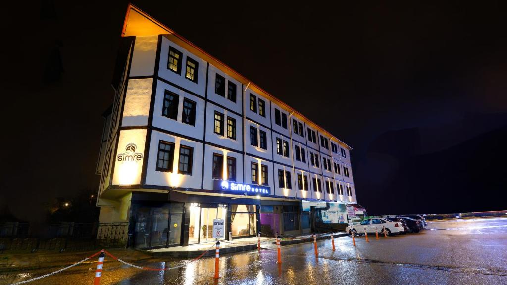 ein großes Gebäude mit einem davor geparkt in der Unterkunft Simre Inn Hotel Safranbolu in Safranbolu