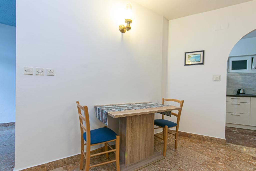 Fotografia z galérie ubytovania Apartments by the sea Pisak, Omis - 7519 v Mimiciach