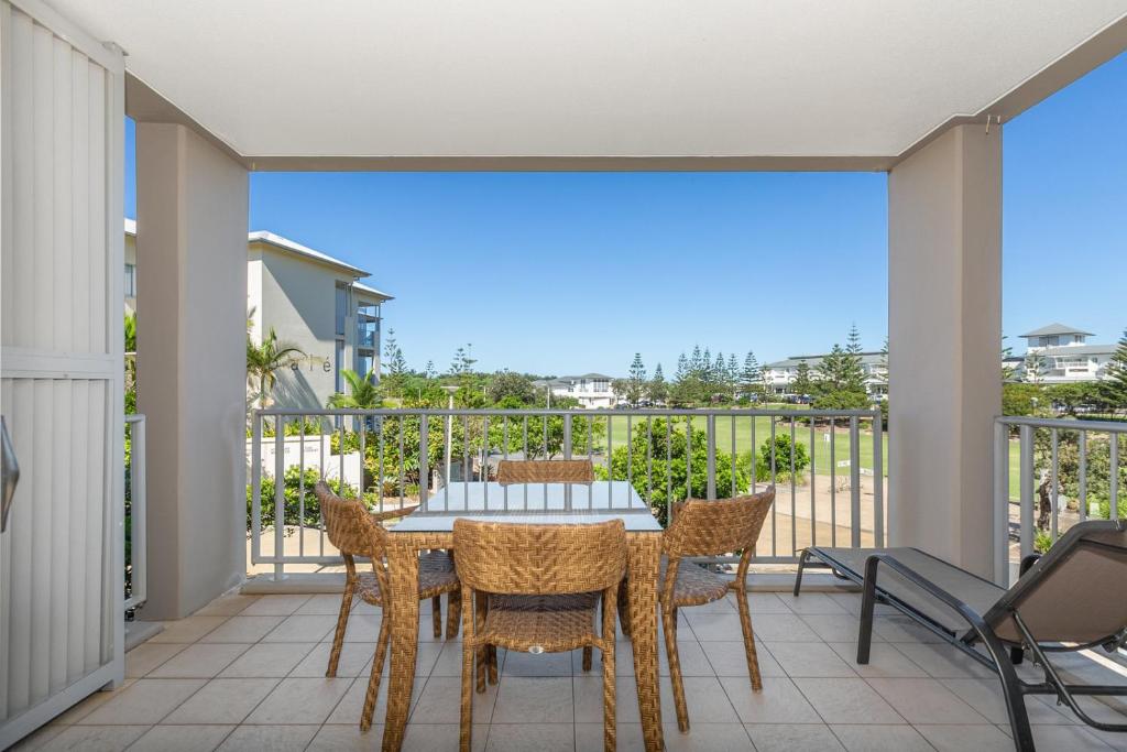 patio con mesa y sillas en el balcón en Deluxe Dual-Key Apartment in Peppers @ Salt Resort by uHoliday (3BR, 2BR and Hotel Room Options Available), en Kingscliff
