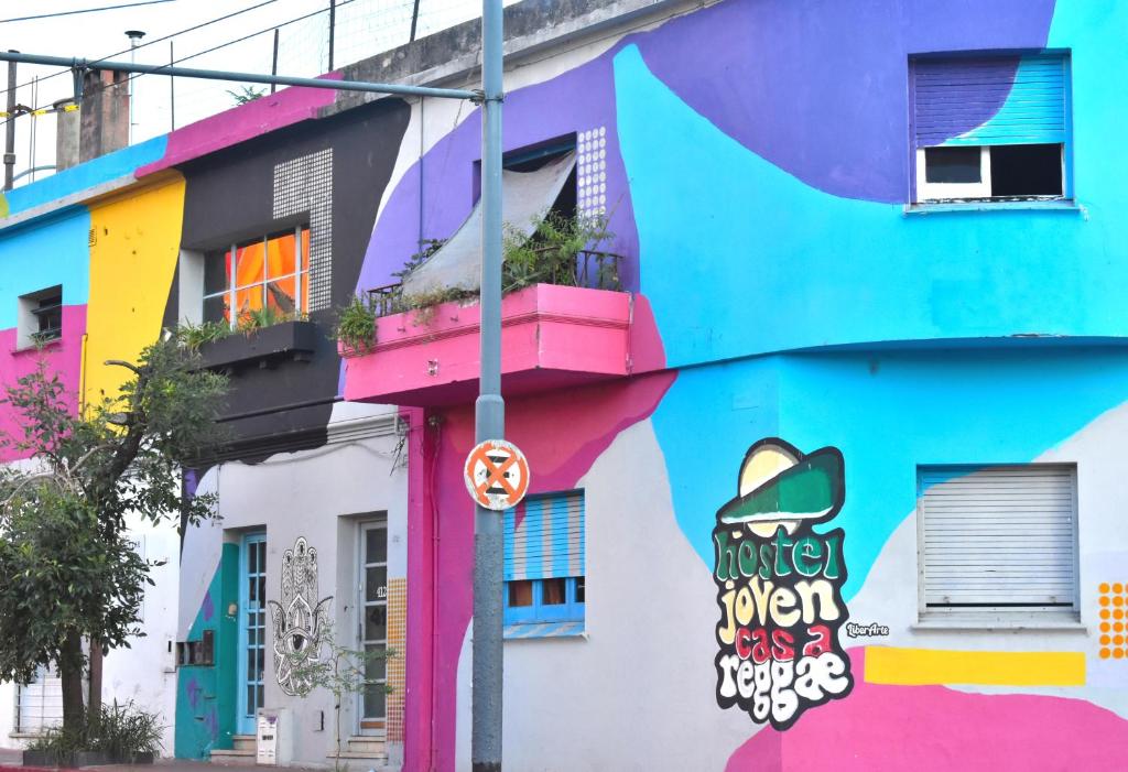 un bâtiment avec une fresque colorée sur son côté dans l'établissement Hostel Joven casa Reggae, à Córdoba