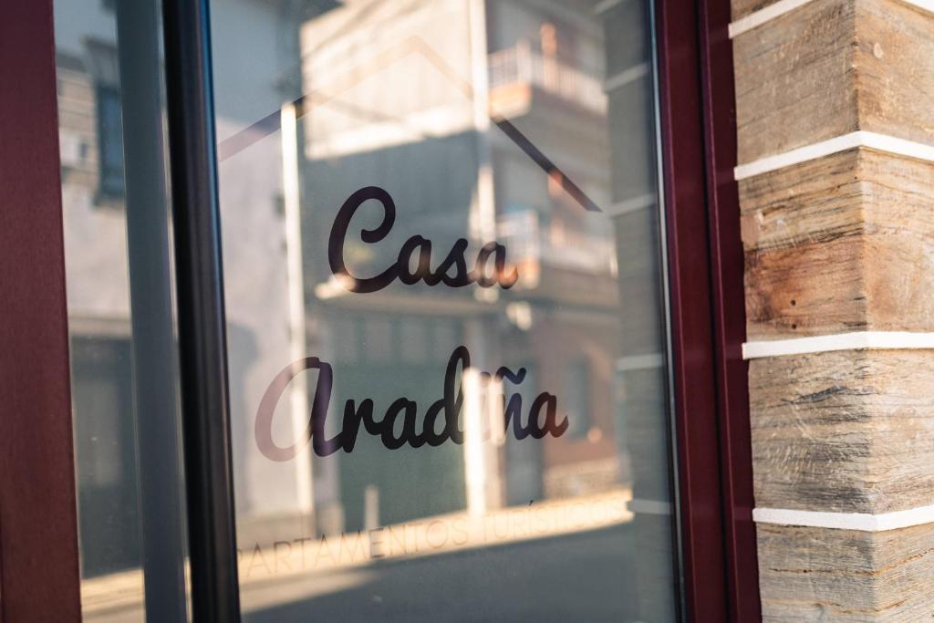 un cartel en la ventana de un café llamado madria en APARTAMENTOS CASA ARADIÑA 2, en Ríotorto