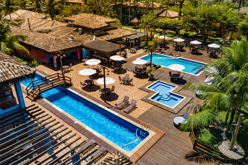 una vista aérea de una piscina en un complejo en Ecoporan Hotel Charme Spa & Eventos en Itacaré