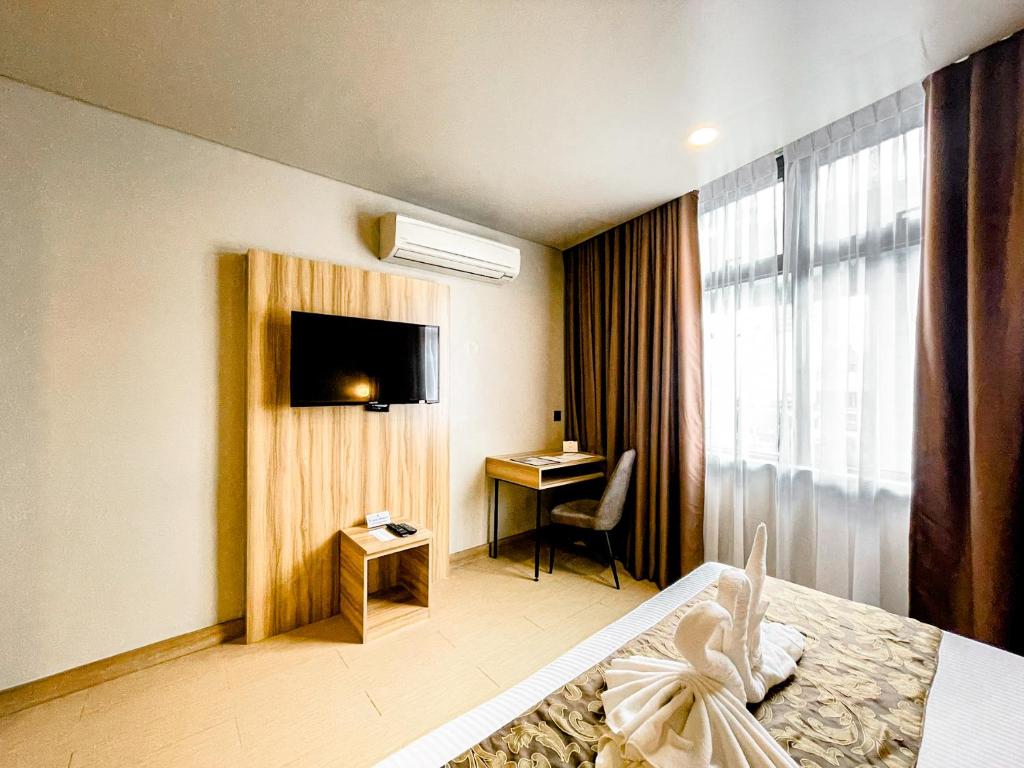 TV a/nebo společenská místnost v ubytování Madison 101 Hotel + Tower