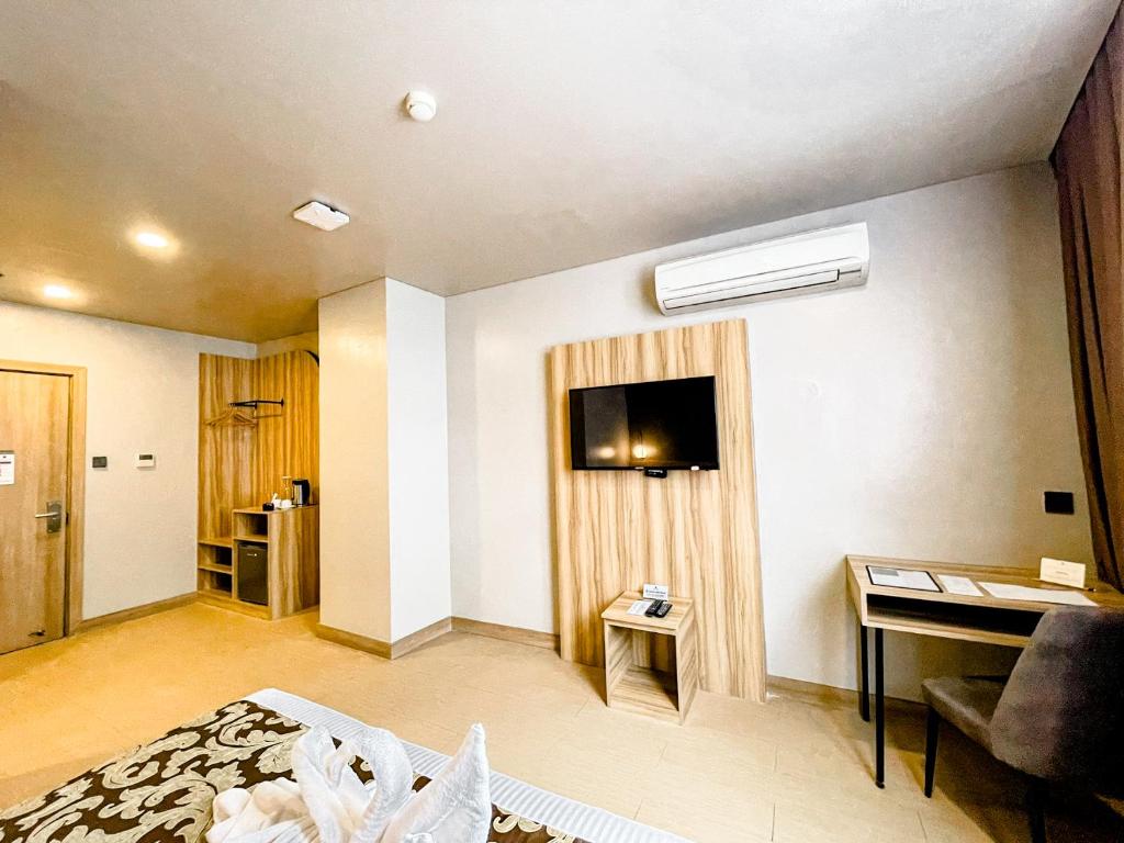 TV a/nebo společenská místnost v ubytování Madison 101 Hotel + Tower
