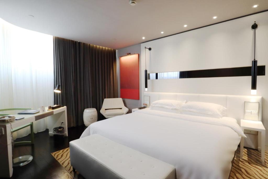 Postel nebo postele na pokoji v ubytování Metropolo Dahua Hotel Shanghai