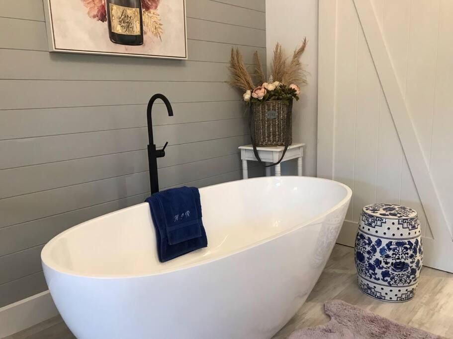 Koupelna v ubytování Hamptons In Rye Blue Cottage 3 Mins from Hot Springs!