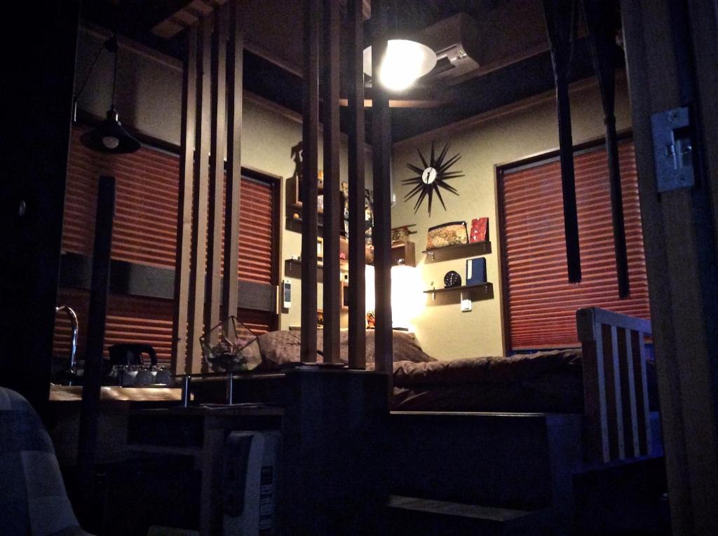 - une chambre avec un miroir, un lavabo et une horloge dans l'établissement Koke Musu inn, à Ōtsu