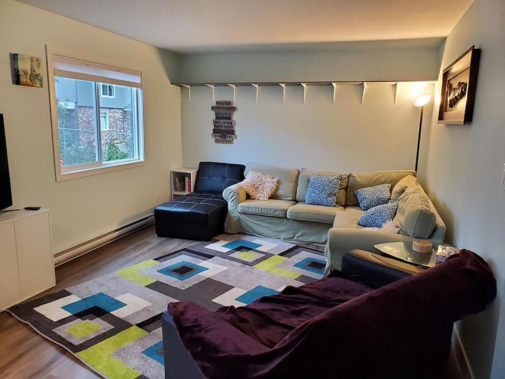 a living room with a couch and a table at Saratoga beach cottage, private non-resort, easy beach access, 35mins Mt Washington in Oyster Bay