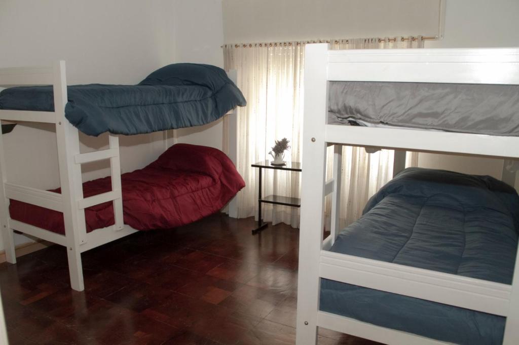 two bunk beds sitting in a room with at Guanaco Hostel in Puerto Madryn