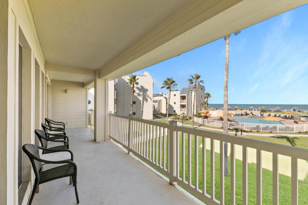 uma varanda com cadeiras e vista para o oceano em New Stunning Ocean-View Condo in Beachfront Resort em South Padre Island