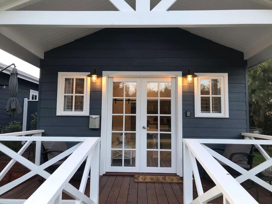 Balkón nebo terasa v ubytování Hamptons In Rye Blue Cottage 3 Mins from Hot Springs!