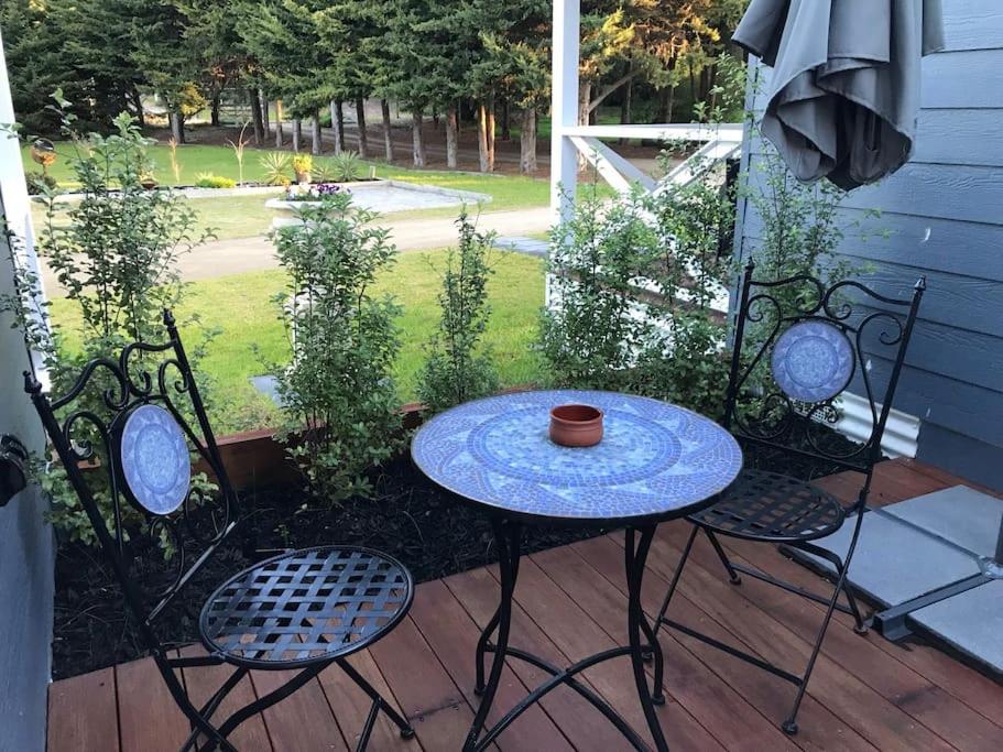 Zahrada ubytování Hamptons In Rye Blue Cottage 3 Mins from Hot Springs!