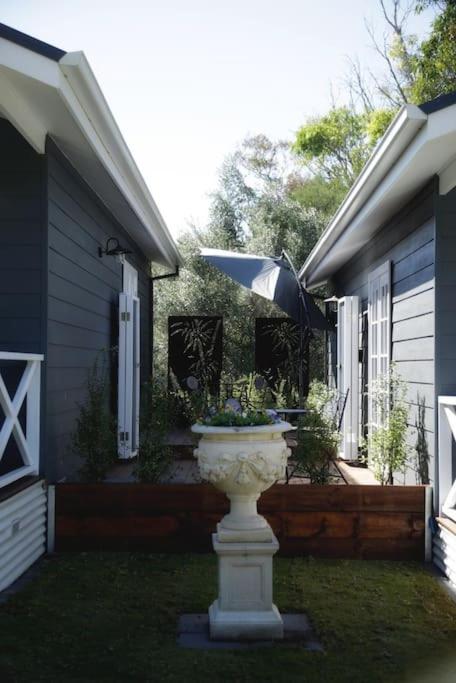 Zahrada ubytování Hamptons In Rye Blue Cottage 3 Mins from Hot Springs!