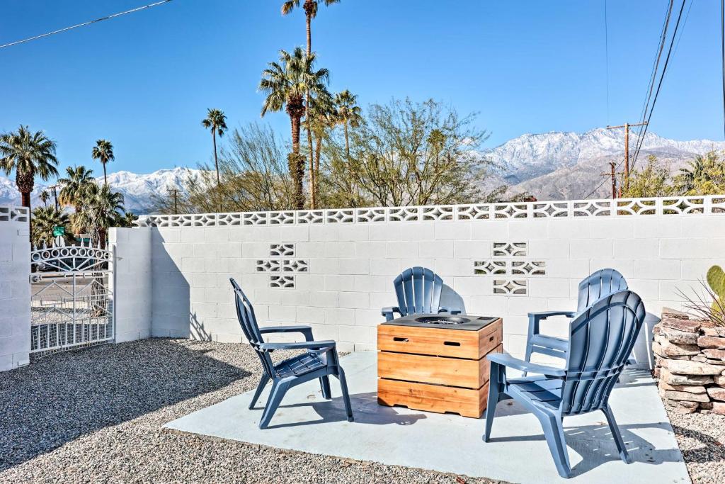 2 blauwe stoelen en een houten dressoir op een patio bij Palm Springs Home with Private Patio Less Than 4 Mi to Dtwn! in Palm Springs
