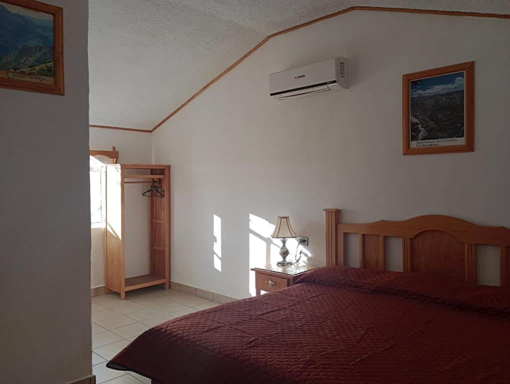 Postel nebo postele na pokoji v ubytování Sierra Hotel