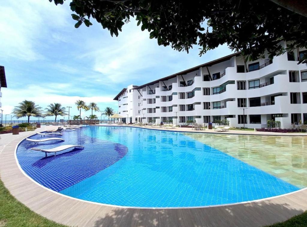 a large swimming pool in front of a building at MAUÍ BEACH Tamandaré Flat Terreo in Tamandaré