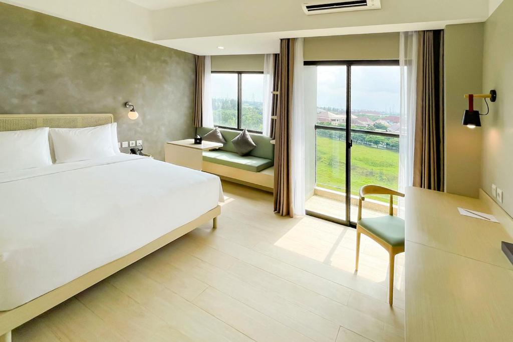 芝卡朗的住宿－ARTOTEL Casa Cikarang，卧室设有一张白色大床和一扇窗户。