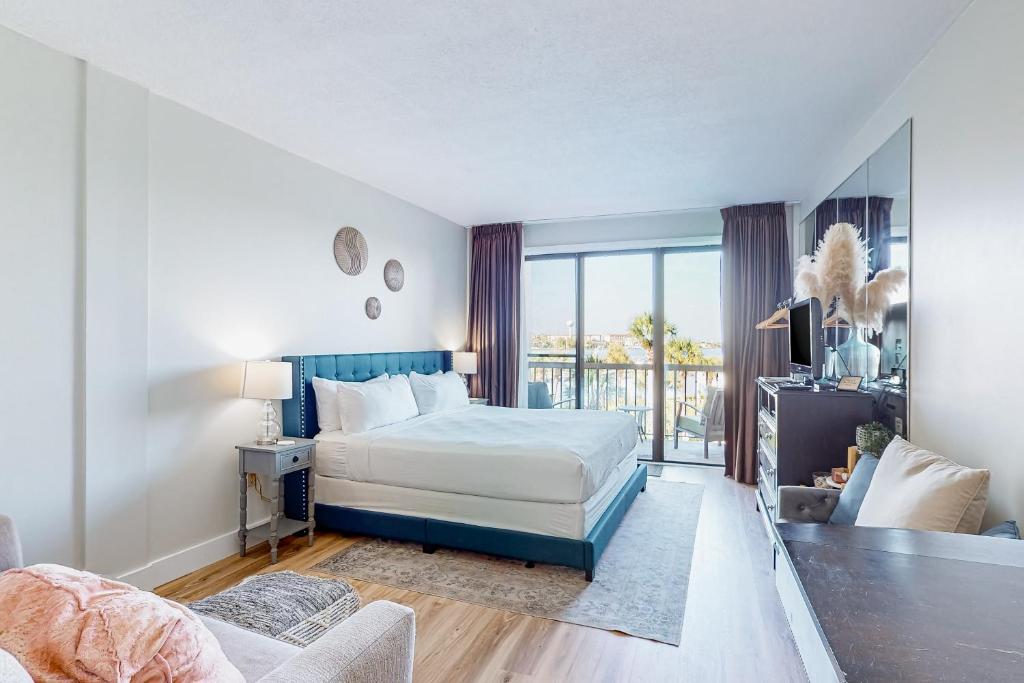 um quarto com uma cama e uma grande janela em Pirates Bay A309 em Fort Walton Beach