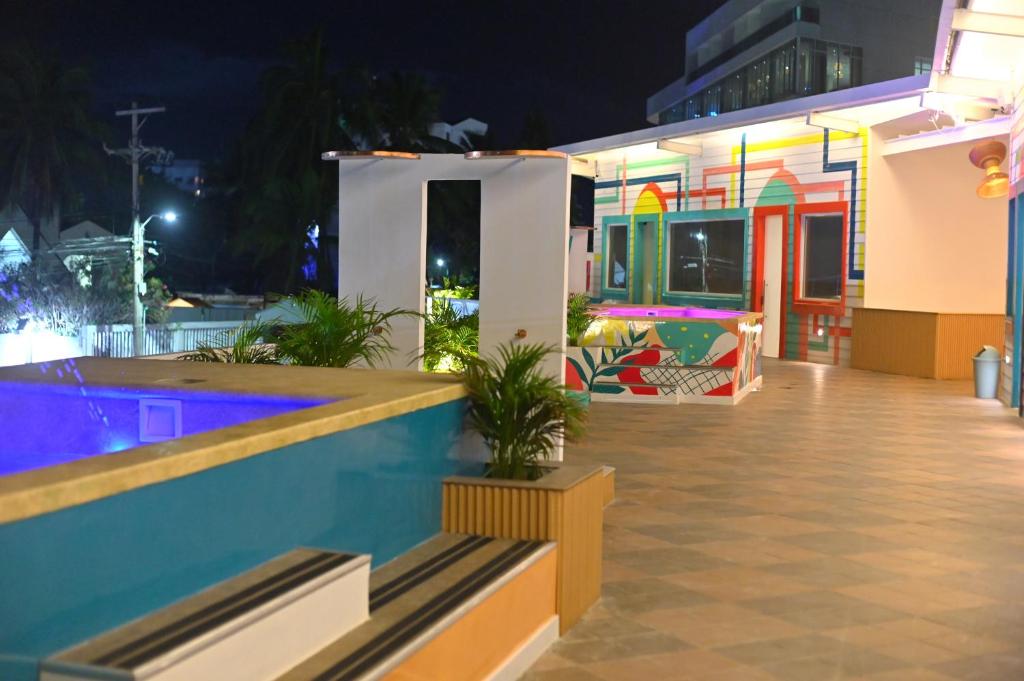 una casa con piscina por la noche en Hotel Nomadic Design, en San Andrés