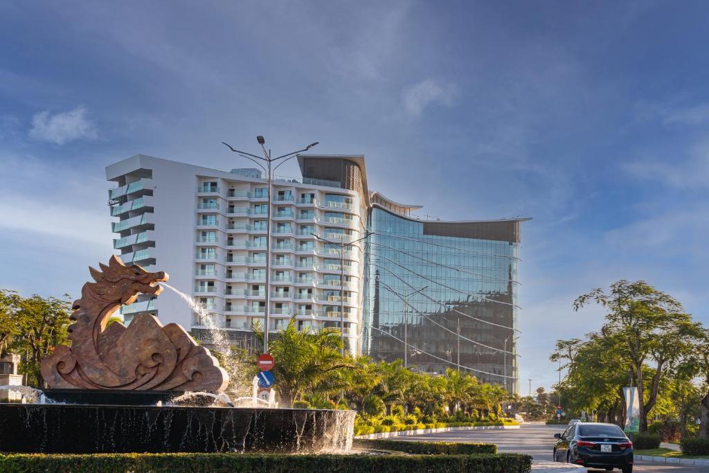 a water fountain in front of a building at Dream Dragon Resort in Ðoài Thôn