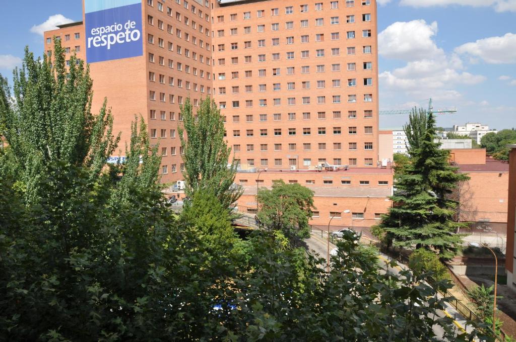 un gran edificio con un cartel en el costado en Hostal Ramón y Cajal en Valladolid