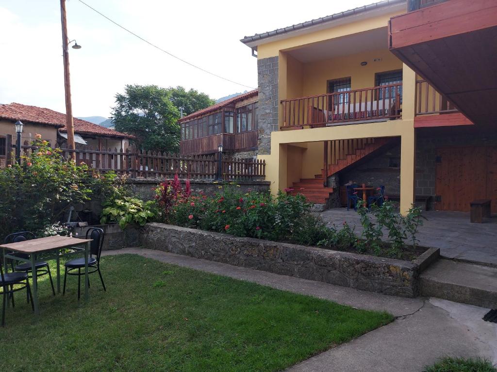 a courtyard of a house with a table and chairs at Traditional Guesthouse Vrigiis in Agios Germanos