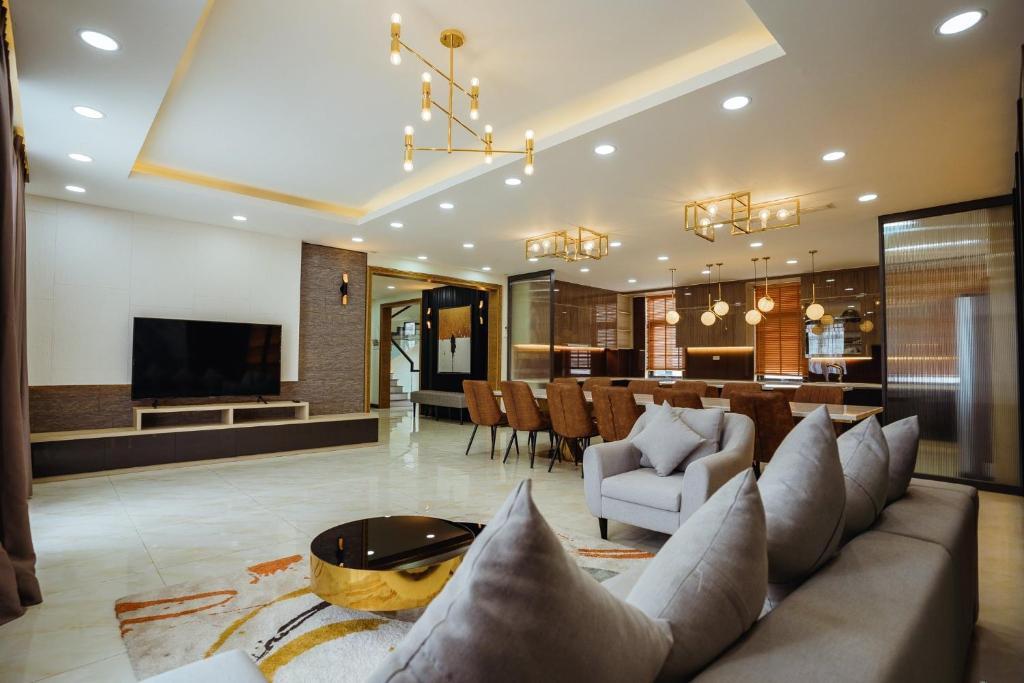 - un salon avec un canapé et une table dans l'établissement Hotel 365Luxhomeriverside Can Tho, à Ấp Yên Thượng