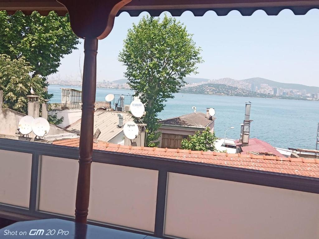 einen Balkon mit Blick auf das Wasser in der Unterkunft Buyukada Cinar Hotel in Büyükada