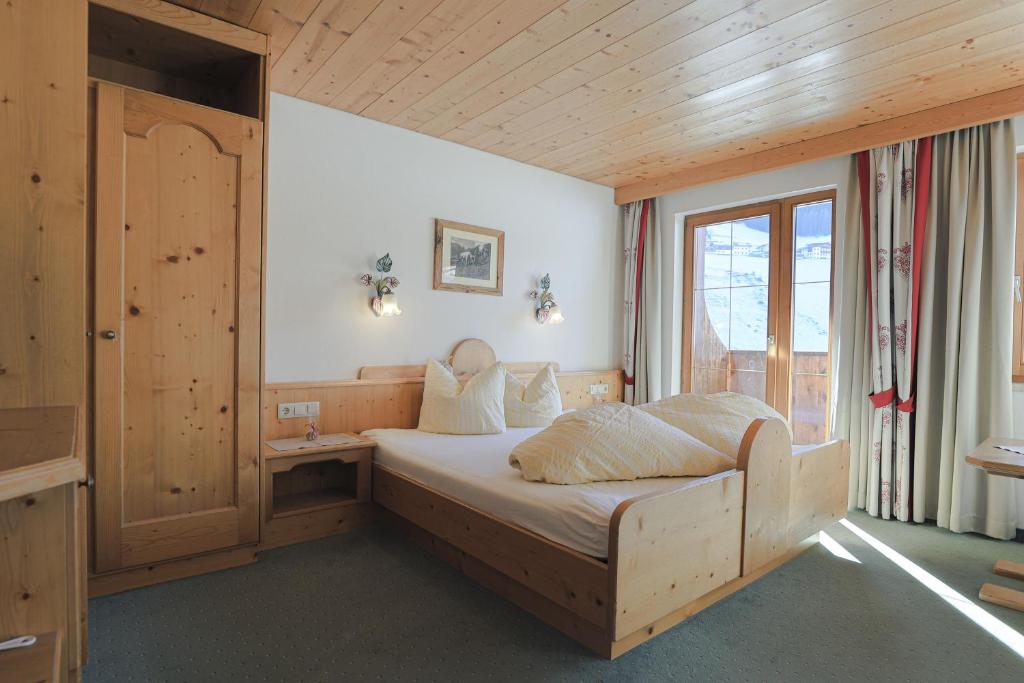 Postel nebo postele na pokoji v ubytování Ausserwieserhof