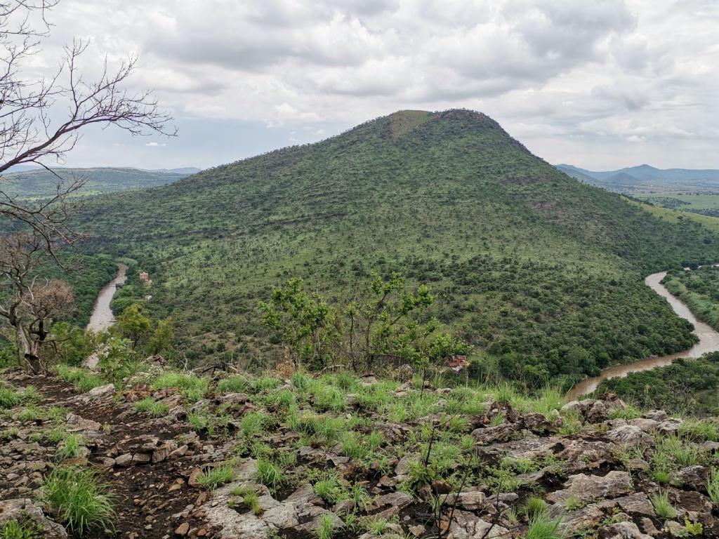 een uitzicht op een berg met een kronkelende weg bij Adorable unique guest house - African bush feel in Kalkheuvel