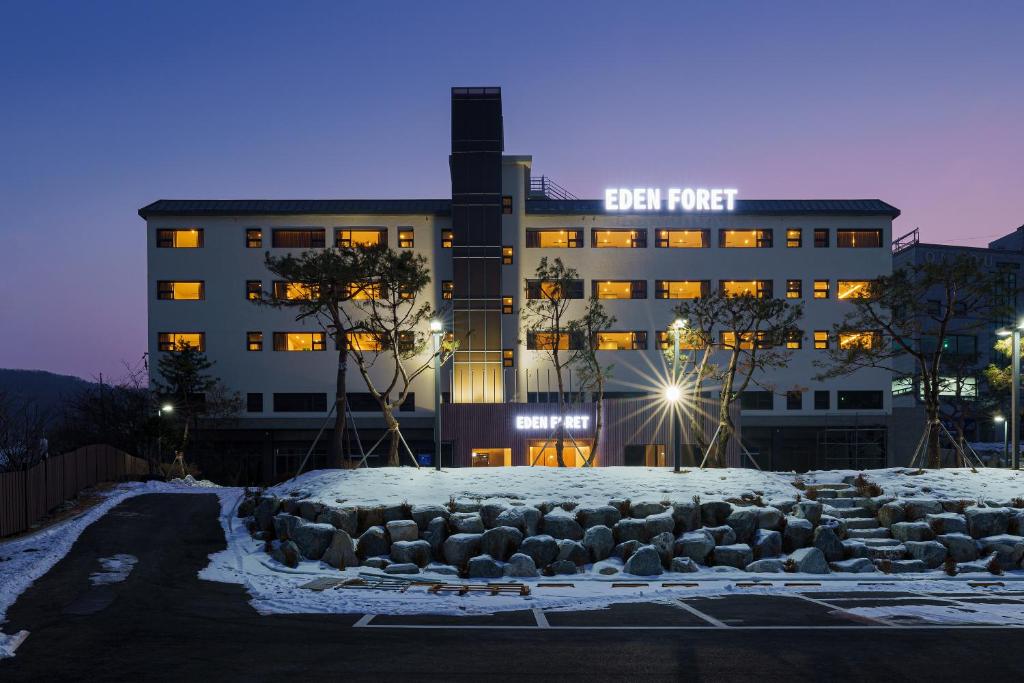 a building with a sign that reads dean hotel at Eden Foret Hotel in Chungju