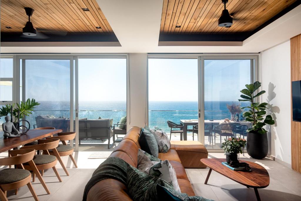 Una sala de estar con un sofá y vista al mar. en Ballito Sands Penthouses, en Ballito