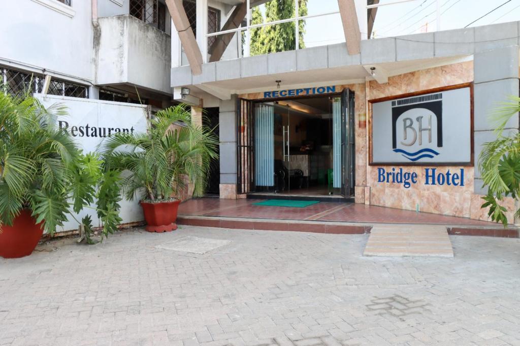 een gebouw met een ingang naar een hotel bij Bridge Hotel Mombasa in Mombasa