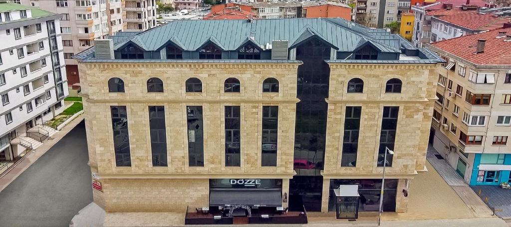 una vista aérea de un gran edificio en una ciudad en Center Inn Hotel Maltepe İstanbul, en Estambul