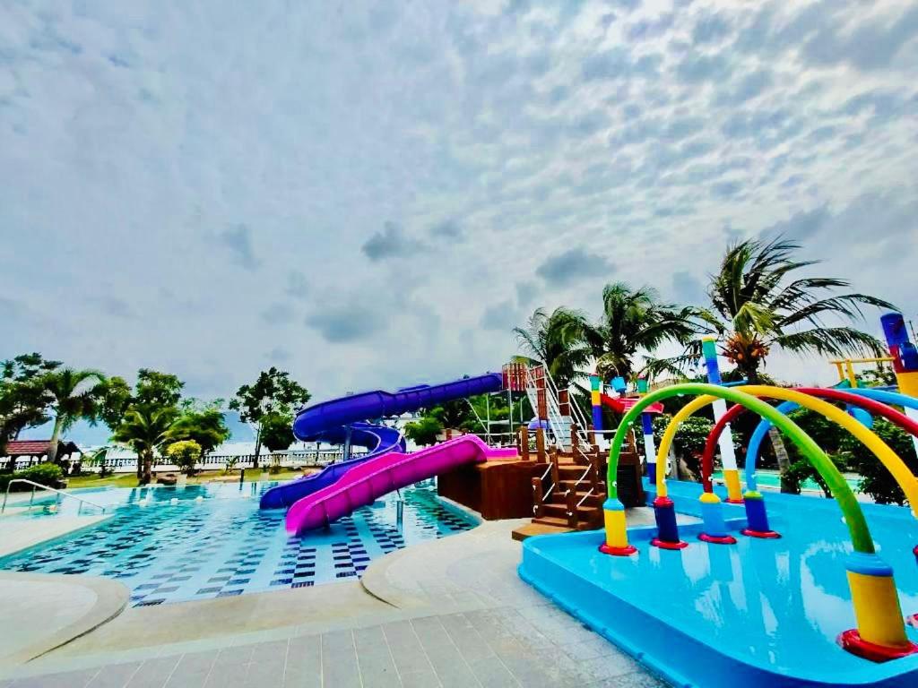 a large swimming pool with a water slide at De Baron Resort in Kuah