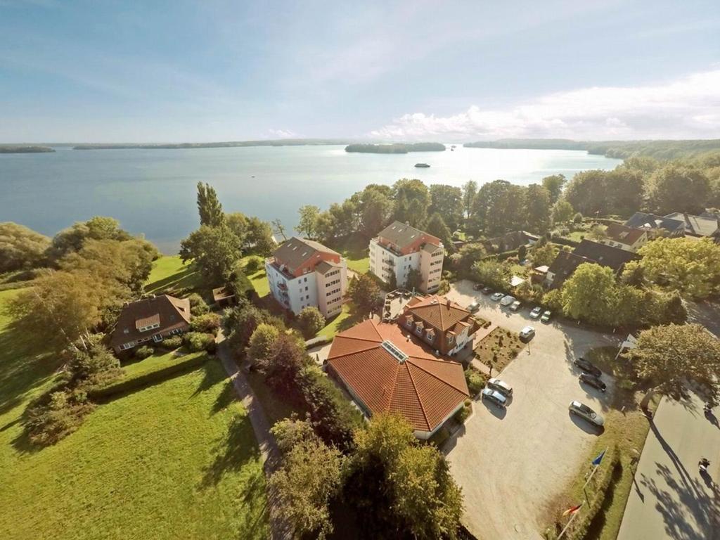 eine Luftansicht eines Hauses mit See in der Unterkunft Ferienwohnung am Großen Plöner See in Ascheberg