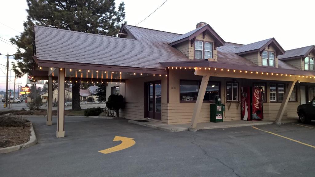 a building with a gas station in a parking lot at Cle Elum Travelers Inn in Cle Elum