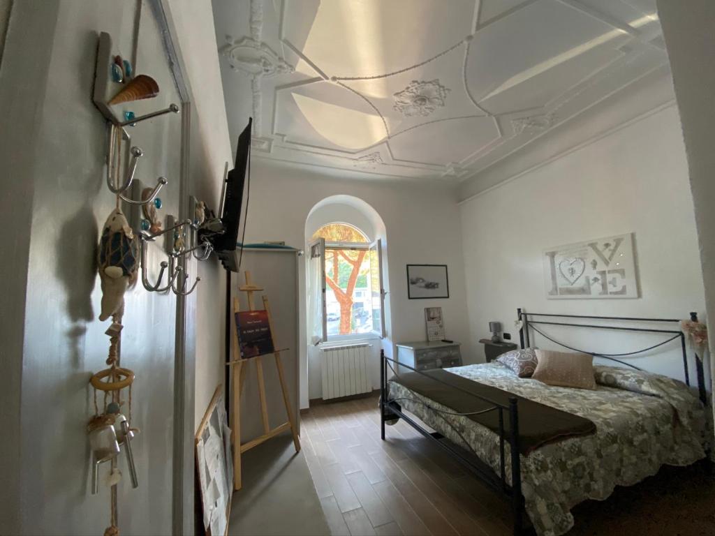 1 dormitorio con cama y techo en Il Nido da Chiara, en La Spezia