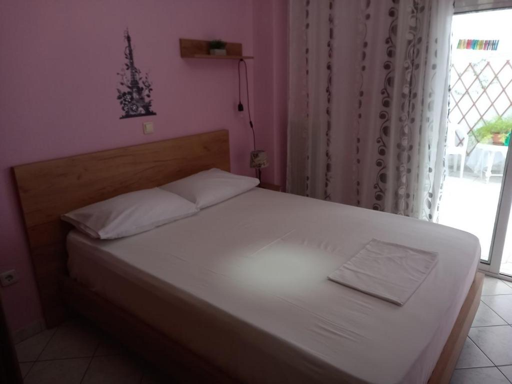 Łóżko lub łóżka w pokoju w obiekcie Dimos