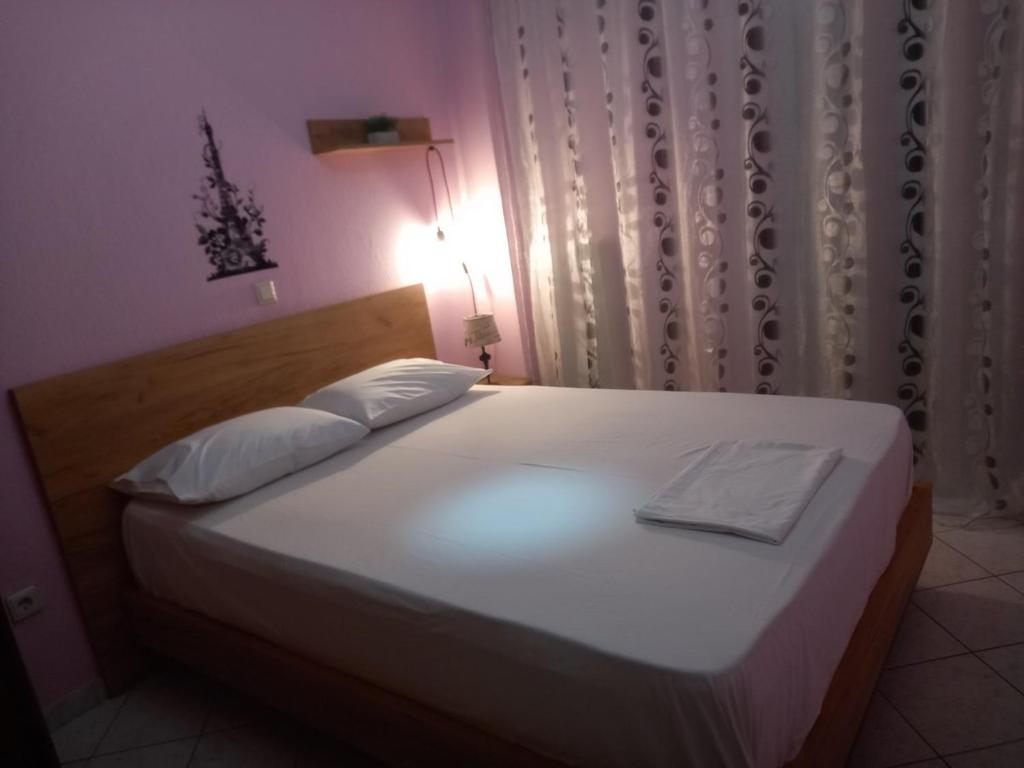 Łóżko lub łóżka w pokoju w obiekcie Dimos