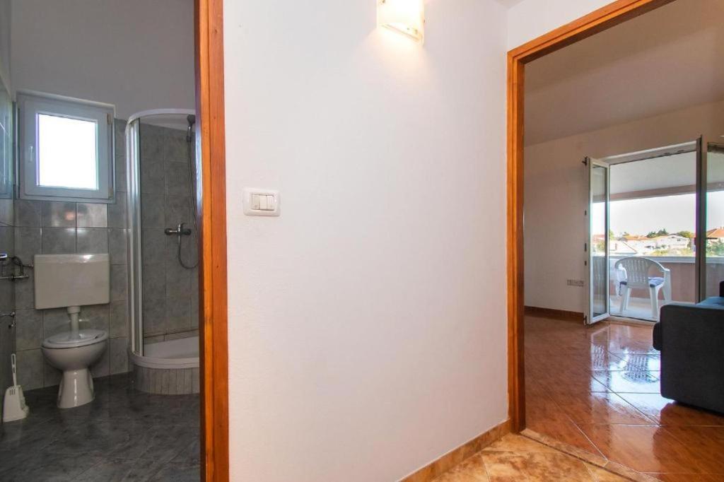 Zdjęcie z galerii obiektu Family friendly Apt Nin with a swimming pool w Nin