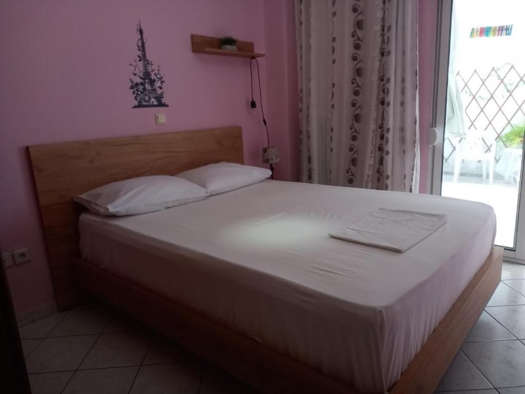 Łóżko lub łóżka w pokoju w obiekcie Dimos
